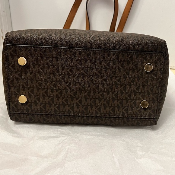 Like new Michael Kors bag - Picture 11 of 11